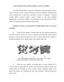 Qual a diferença entre estrutura atômica e estrutura cristalina?